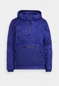 Giacca pullover trapuntata di colore blu navy con cappuccio, apertura a mezza zip sul davanti e tasca frontale con chiusura a zip. Texture liscia.