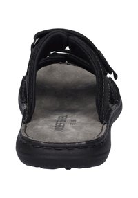 Schwarze Sandale mit zweigem Strap-Design, gepolstertem Innenraum, strukturiertem Fußbett, verstärkten Nähten und einer flexiblen Gummisohle.