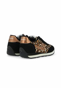 Baskets noires et à imprimé léopard avec une tige en daim texturé, des accents métalliques dorés et une semelle blanche avec un motif de bande noire.