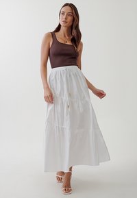TUSSAH MEG  - Gonna a campana - white