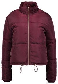 Chaqueta de plumas burdeos con cuello alto, cremallera frontal, bolsillos laterales con cremallera y cordones ajustables en el dobladillo.