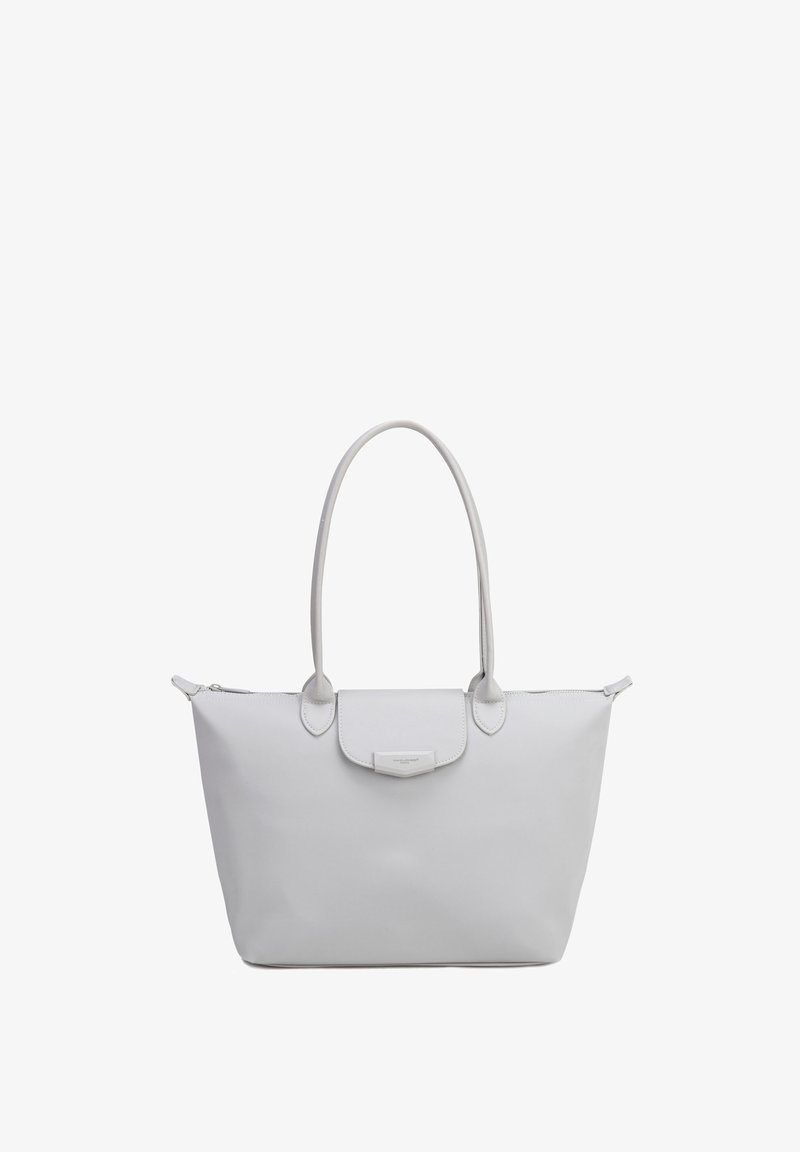 Sac cabas gris clair avec deux bretelles, une poche avant à rabat et une fermeture zippée en haut.