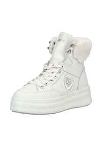 Witte hoge sneakers met een zachte bontafwerking, versterkte oogjes, een logo-embleem en een dikke zool voor extra hoogte en ondersteuning.