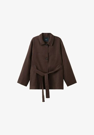 Ciemnobrązowa kurtka z długim rękawem, kołnierzem, dwoma guzikami oraz pasem z tego samego materiału zawiązanym w talii.