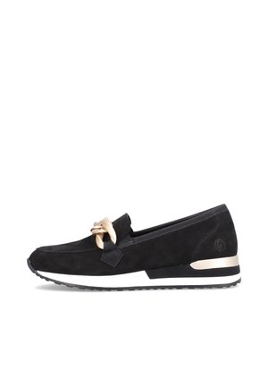 Sort ruskind slip-on loafer med hvid sål, guldkæde detalje på vampen og metallisk guld accent på hælen.