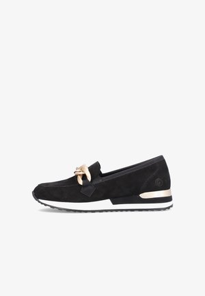 Mocassin en daim noir à enfiler, semelle blanche, détail chaîne dorée sur la tige et accent doré métallisé au talon.