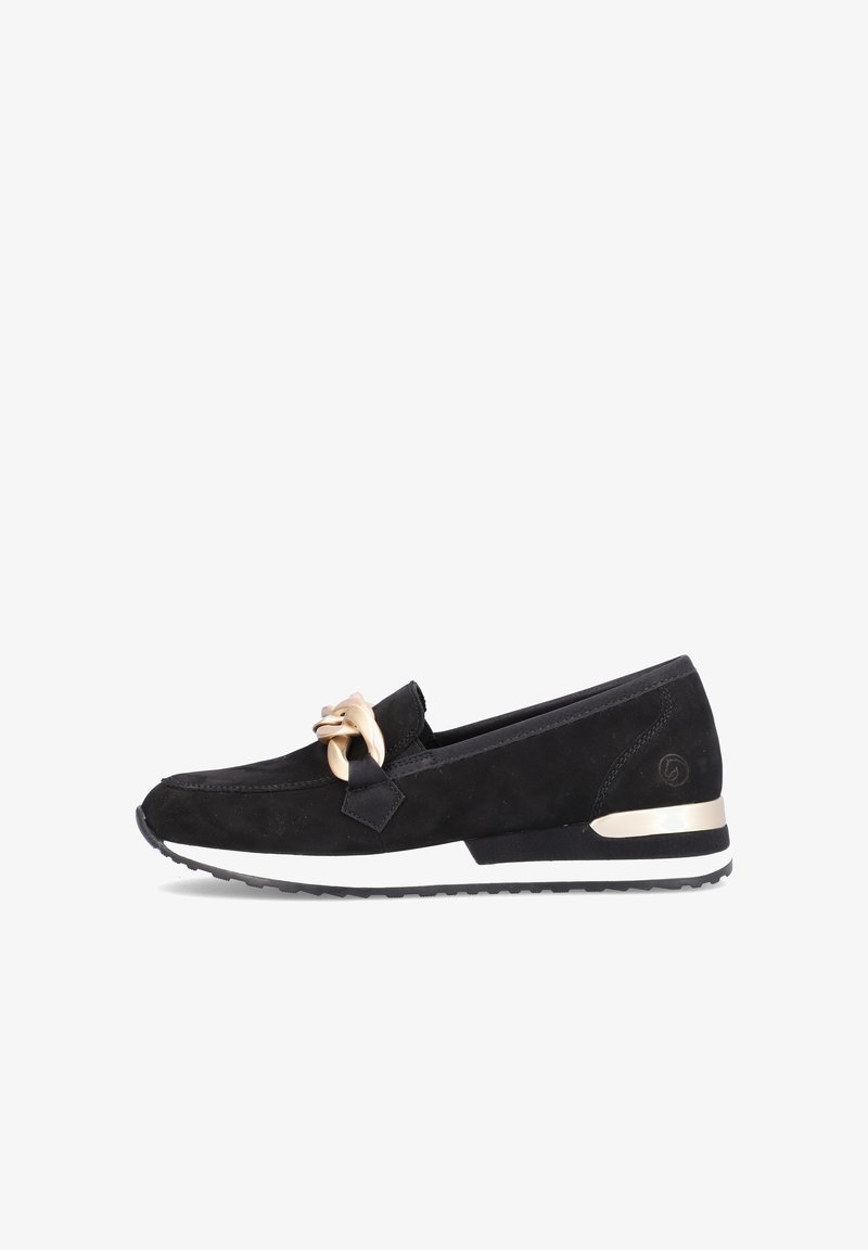 Mocassin en daim noir à enfiler, semelle blanche, détail chaîne dorée sur la tige et accent doré métallisé au talon.
