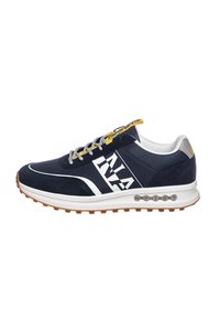 Scarpa atletica blu navy con accenti bianchi, realizzata in materiali tessili e scamosciati, con punta rotonda, lacci riflettenti e suola in gomma testurizzata con trazione.