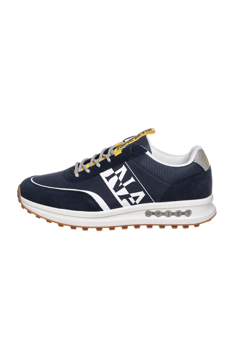 Scarpa atletica blu navy con accenti bianchi, realizzata in materiali tessili e scamosciati, con punta rotonda, lacci riflettenti e suola in gomma testurizzata con trazione.