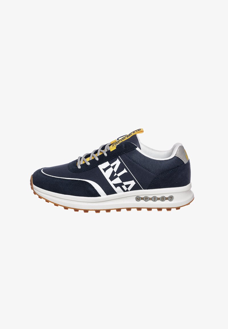 Scarpa atletica blu navy con accenti bianchi, realizzata in materiali tessili e scamosciati, con punta rotonda, lacci riflettenti e suola in gomma testurizzata con trazione.