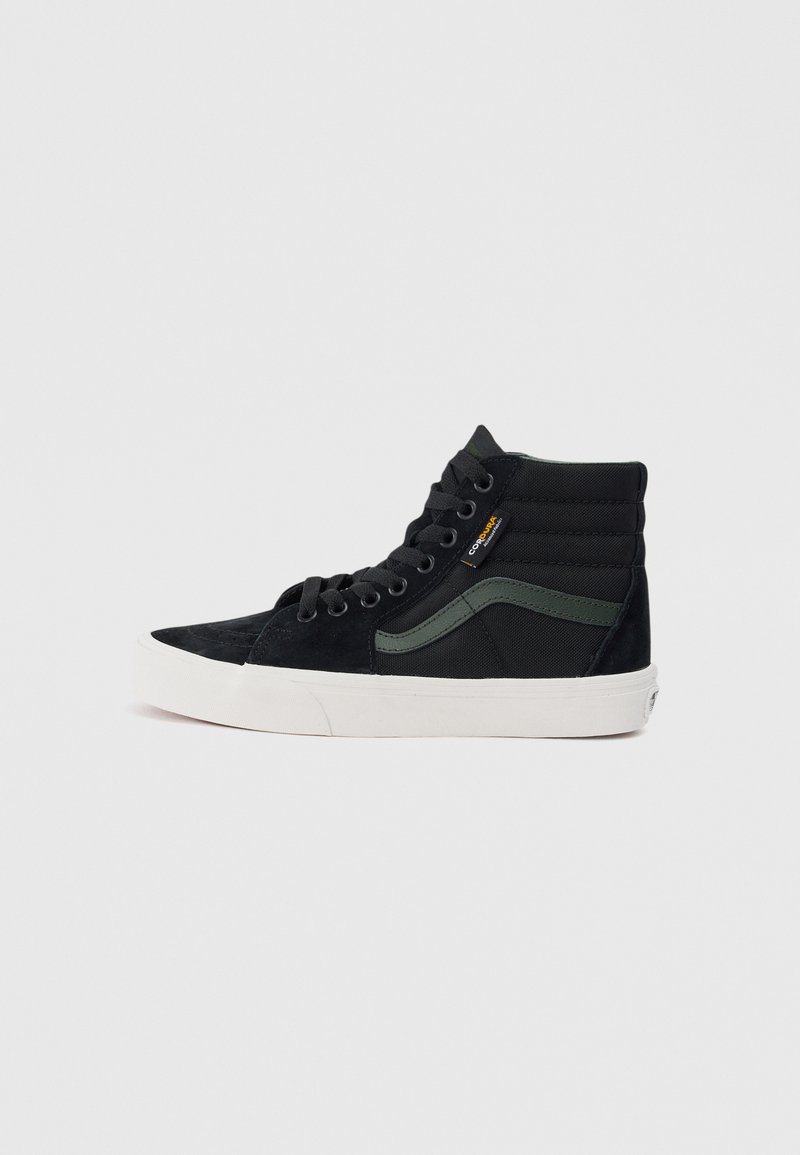 Czarne zamszowe sneakersy za kostkę z zielonym akcentem, czarnymi sznurówkami i białą gumową podeszwą. Szczegółowe przeszycia po bokach.