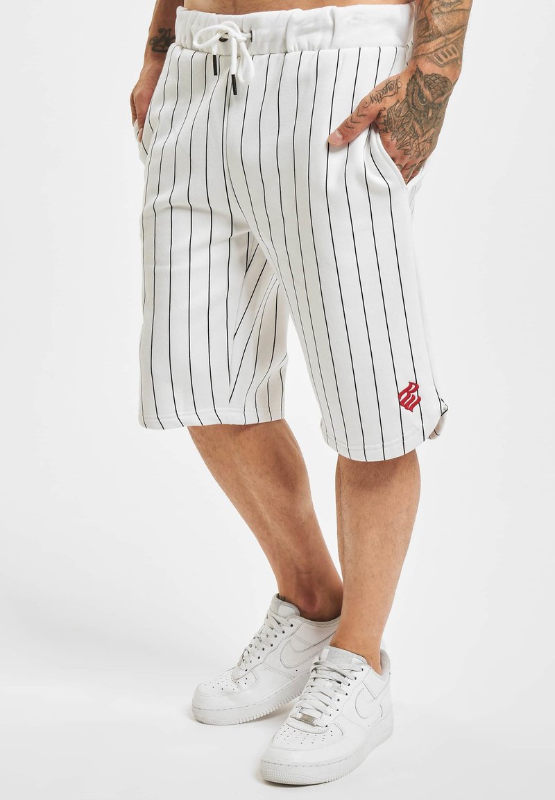 Shorts blancs à rayures, fabriqués en tissu léger, dotés d'une taille élastique avec cordon de serrage et de deux poches latérales. Accent logo rouge près de l'ourlet.