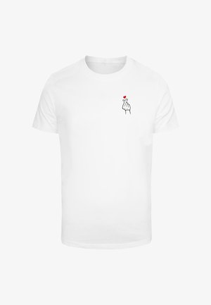 Witte katoenen T-shirt met een kleine zwarte omtrek van een hand die een hartgebaar maakt, met een rode hart boven de vingers.