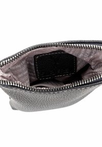 Schwarze strukturierte Leder-Zipp-Tasche, geöffnet und zeigt das gebrandete Innenfutter sowie ein in das Innere genähtes schwarzes Lederetikett.