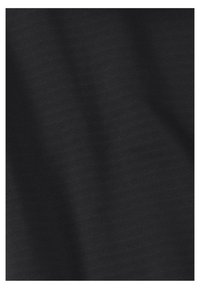 Zwarte stof met een gladde textuur en subtiele, horizontale ribbels. Het materiaal lijkt lichtgewicht en flexibel, geschikt voor diverse ontwerpen.