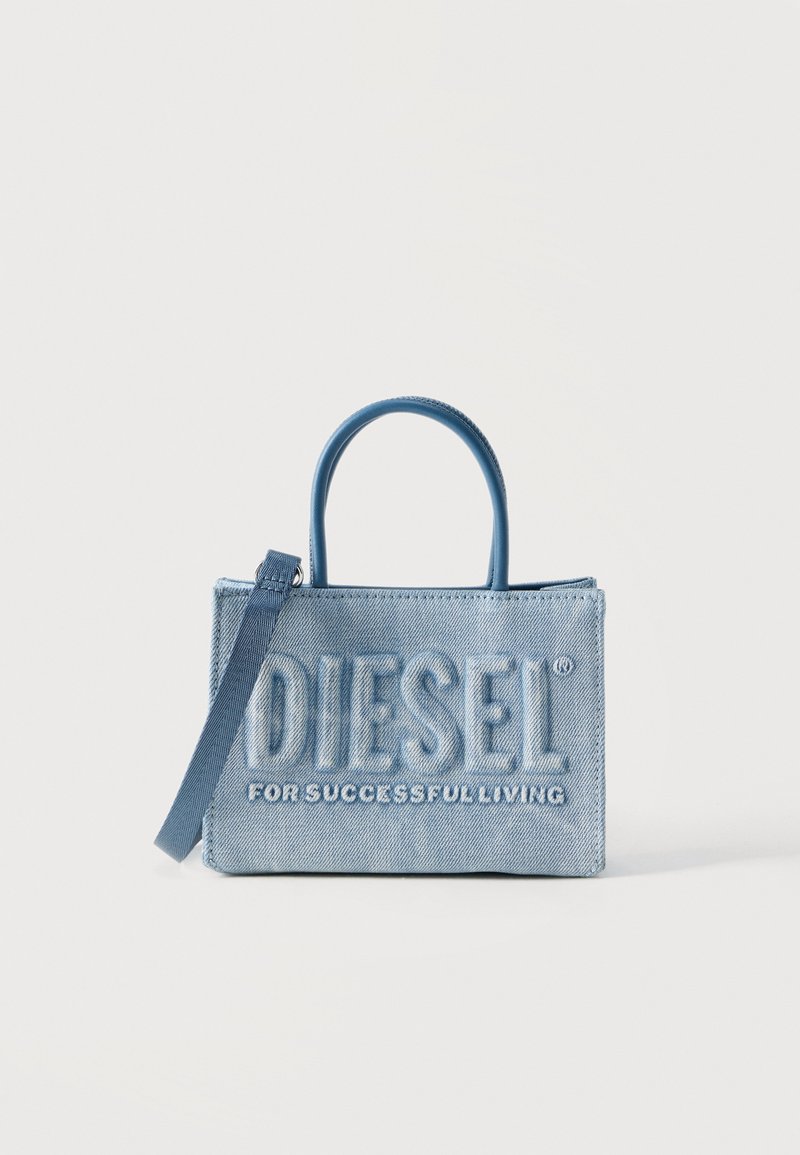 Τσάντα Diesel από ανοιχτό μπλε τζιν με λαβές στο πάνω μέρος, αποσπώμενο ιμάντα και ανάγλυφο λογότυπο "DIESEL FOR SUCCESSFUL LIVING" στο μπροστινό μέρος.