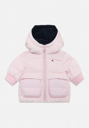 Svijetloružičasta dječja postavljena jakna s kapuljačom obloženom tamnim tkanjem, prednjim patentnim zatvaračem, dva džepa i rebrastim manšetama na rukavima.