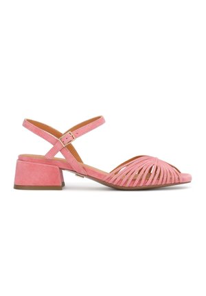 Sandale à talon bloc bas en daim rose, avec bout ouvert, multiples fines lanières et bride de cheville réglable avec boucle.