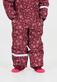 Bordeaux bloemenpatroon sneeuwpak met roze bloemaccenten, fleece-voering in de manchetten en reflecterende witte strepen op de benen.