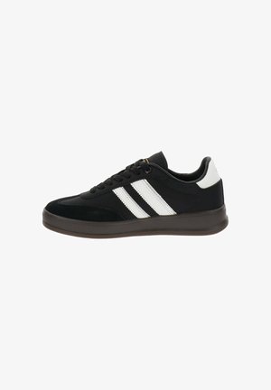 Scarpa sportiva nera con strisce bianche, design con lacci, upper in tessuto morbido, punta rotonda e suola in gomma con una leggera scanalatura.