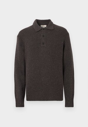 Donkerbruine gebreide trui met een kraag, een sluiting met drie knopen en geribbelde manchetten en zoom. Heeft een textuurpatroon met spikkels.