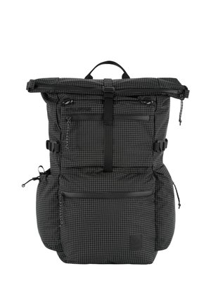 Zaino nero con chiusura roll-top e motivo a griglia bianca, numerose tasche con cerniera, tasche laterali e spallacci regolabili su sfondo bianco.