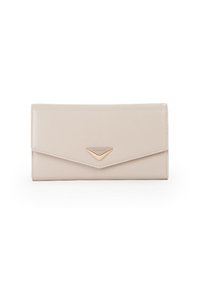 Portafoglio in pelle beige con chiusura a pattina, caratterizzato da un accento in metallo dorato a forma triangolare e bordi cuciti. Texture liscia nel complesso.