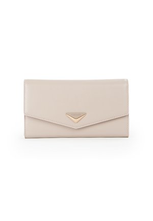 Portafoglio in pelle beige con chiusura a pattina, caratterizzato da un accento in metallo dorato a forma triangolare e bordi cuciti. Texture liscia nel complesso.