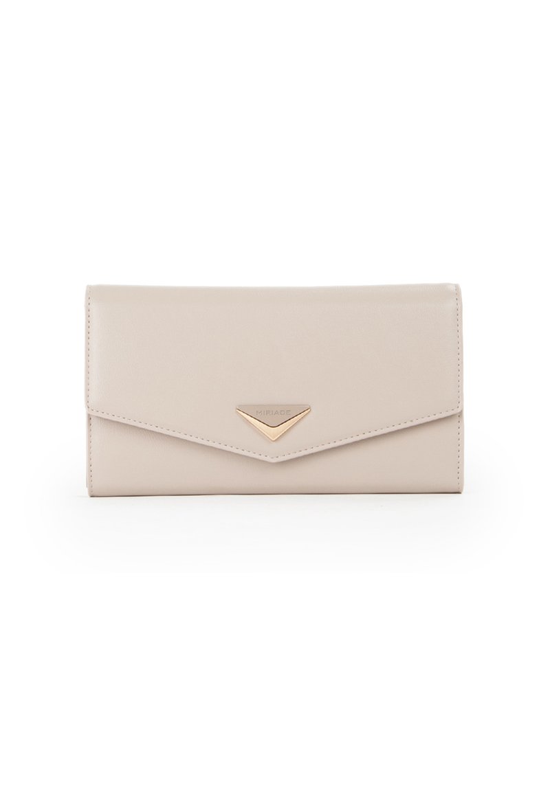 Portafoglio in pelle beige con chiusura a pattina, caratterizzato da un accento in metallo dorato a forma triangolare e bordi cuciti. Texture liscia nel complesso.