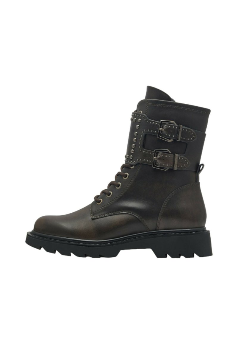 Botas de tobillo de cuero marrón oscuro con dos hebillas, detalles de tachuelas, puntera redonda y suela gruesa negra. Presentan cordones tradicionales.
