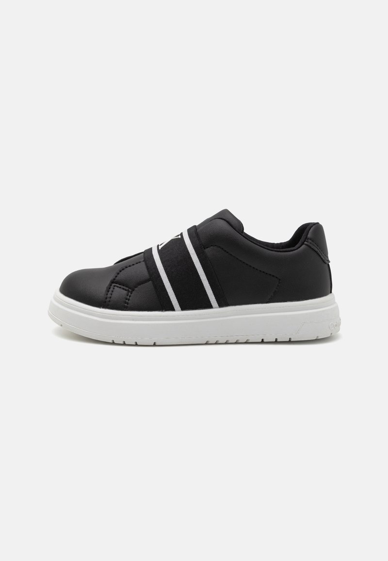 Czarne sneakersy z białymi elastycznymi paskami, gładka syntetyczna cholewka, wyściełany kołnierz oraz gumowa podeszwa z rowkami dla lepszej przyczepności.