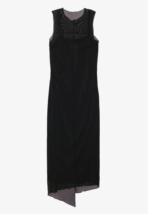 Černé bezramínkové šaty s průhledným překryvem v horní části. Asymetrický lem s bočním rozparkem, mají textura, vzor a vykrojený výstřih.