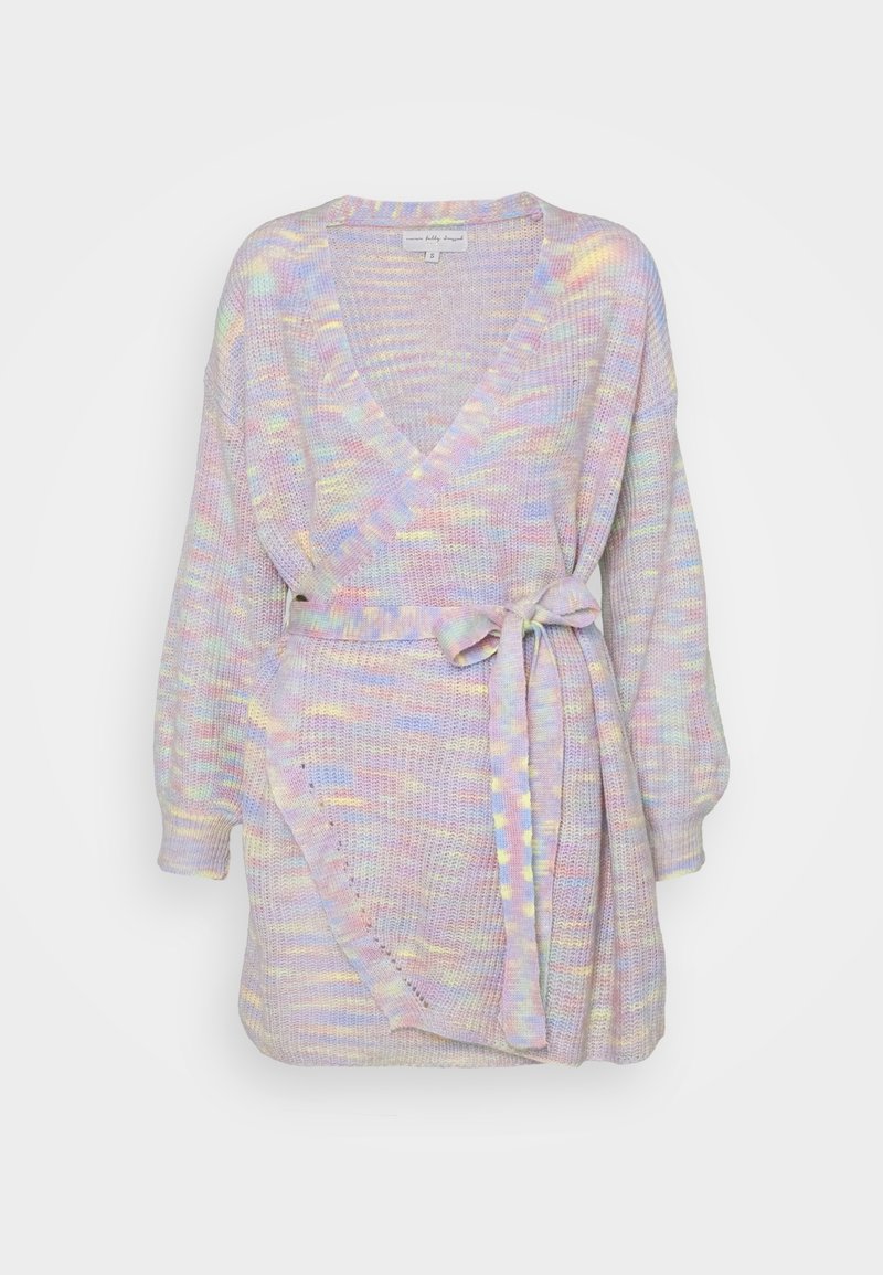 Robe pull portefeuille en maille à manches longues avec ceinture, présentant un motif multicolore pastel dans des tons violet clair, bleu, jaune et rose.