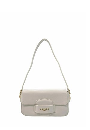 Borsa a tracolla in pelle bianca con chiusura a patta, dettagli in metallo color oro e tracolla regolabile.