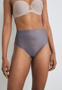 Spanx SHEER POWER THONG - Vormivad rõivad - mythical grey