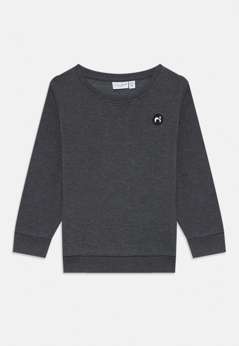 Felpa grigia con scollo rotondo classico, maniche lunghe e polsini a costine. Presenta un piccolo logo ricamato nero vicino al colletto.