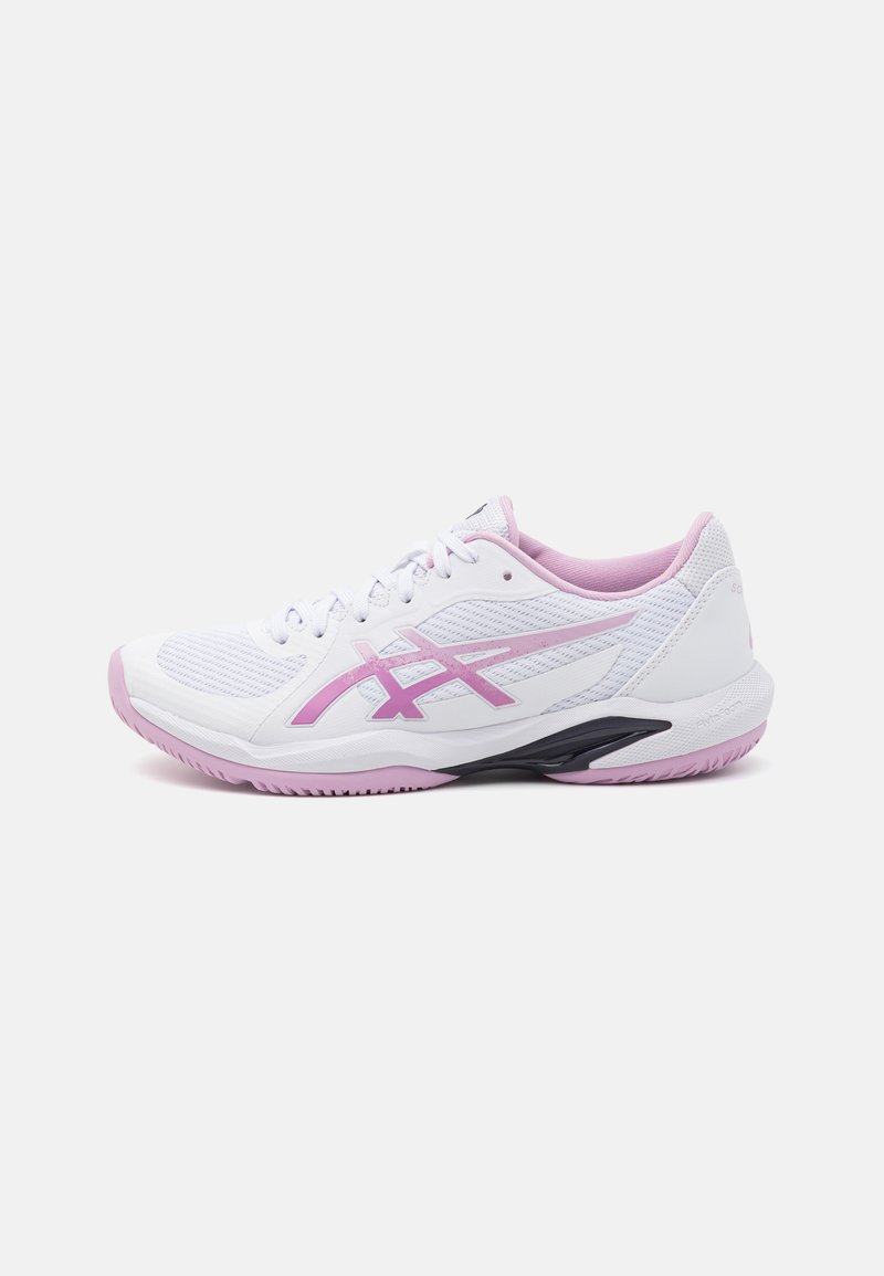 Witte sportschoen met roze accenten, bovenwerk van mesh en een gestructureerde zool. Heeft een logo en een verbreed ontwerp van de hiel voor stabiliteit.