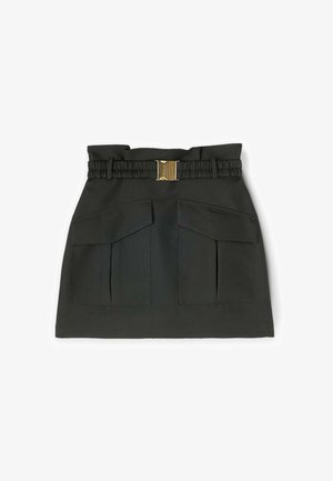 Gonna nera con vita arricciata, dotata di una fibbia dorata, due tasche frontali e una superficie liscia.