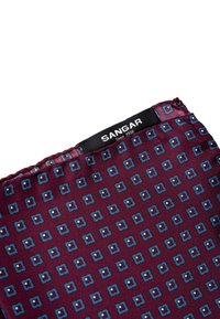 Bordowy jedwabny poszetka z geometrycznym wzorem niebieskich kwadratów i białych kropek, wykończona fioletową i czerwoną bordiurą. Widoczna etykieta Sangar.