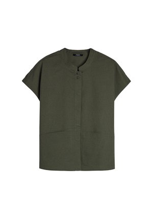 Zielona bluzka z krótkim rękawem, wykonana z miękkiego materiału; ma okrągły dekolt, zapięcie na guziki z przodu oraz dwie poziome szwy w pobliżu dołu.