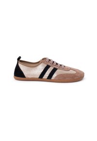 Zapatilla de perfil bajo con punta de ante beige, cuerpo dorado brillante claro, talón negro, dos rayas negras a los lados y suela de goma marrón.
