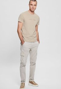 Guess MIT GESTICKTEM LOGO - T-shirt print - beige