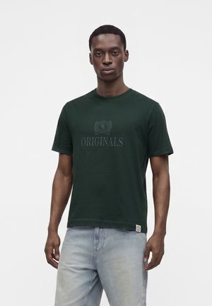 Jack & Jones, JORFREDERIKSBERG MONOGRAM TEE - Printtipaita - pine grove