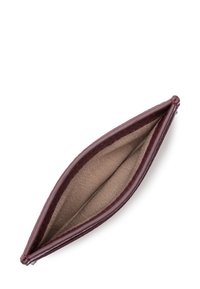 Portamonete in pelle borgogna con una superficie liscia, forma allungata e rivestimento in tessuto beige. Presenta un bordo cucito e una chiusura sicura.