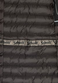 Chaqueta acolchada negra con secciones cosidas, que presenta una cinturilla gris con logo. Textura suave y brillante con un diseño ligero.