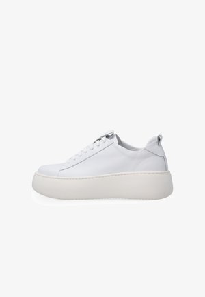 Biały niski sneaker z grubą platformową podeszwą, zawiązywany na sznurówki, z pętelką na pięcie, pokazany z boku na jednolitym tle.