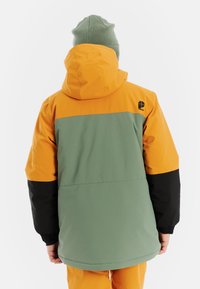 Farbenfroh blockierte Jacke mit grünen, orangefarbenen und schwarzen Einsätzen, mit Kapuze und gerippten Bündchen. Logodetail auf dem oberen Rücken.