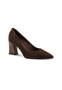 Pompe marron en daim à bout pointu et talon bloc texturé avec un design en maille. Doublure intérieure lisse et détails matériels minimalistes.