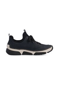 Baskets noires à lacets avec semelle blanche et noire épaisse, col rembourré et languettes au talon et à la languette, vues de côté extérieur.