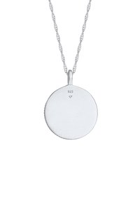 Sølvvedhængs halskæde med en glat, rund skive med børstet finish og 925 stempel, hængende fra en snoet kæde.